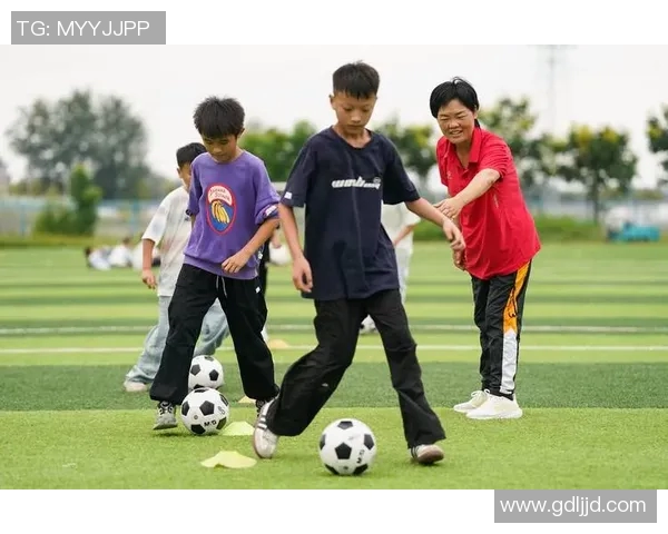 假小子追逐足球梦想与明星的青春故事